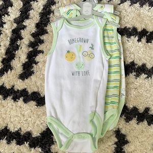 New ⭐️ 3 Piece Baby Sleeveless Onesies Bodysuits Size 6-9 Months